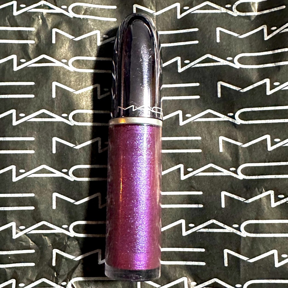 MAC GRAND ILLUSION LIPSTICK COLOUR QUEEN’S VIOLET DISCONTINUED.